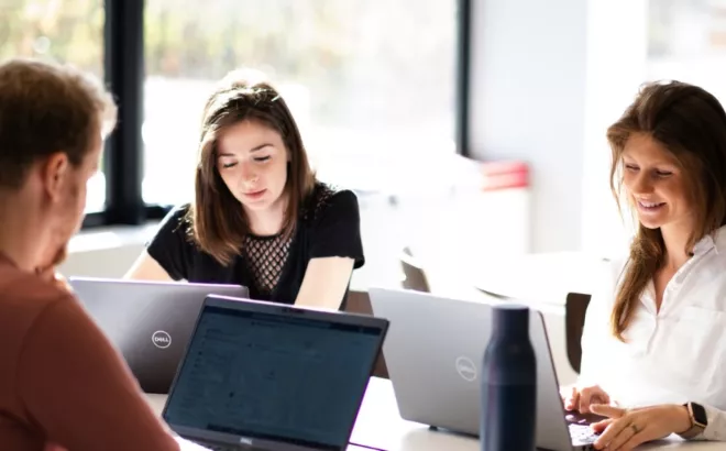 Un groupe d'étudiants qui consultent leur pc pour en savoir plus sur la législation Belge