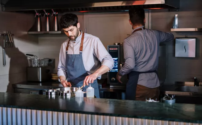 Deux hommes travaillent dans la cuisine d'un restaurant