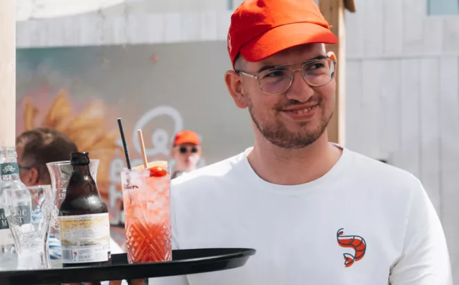 Un étudiant effectuant son job  dans le secteur de l'horeca.