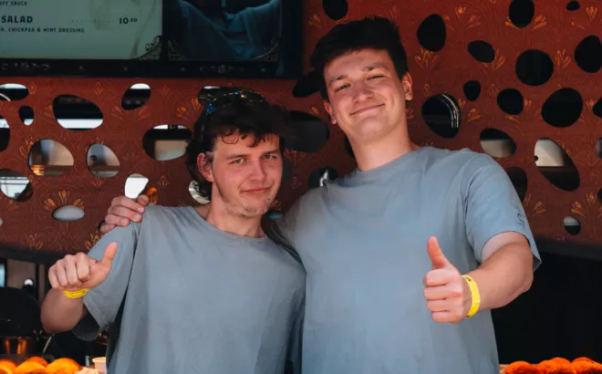 Twee studenten die werken achter de bar op Tomorrowland