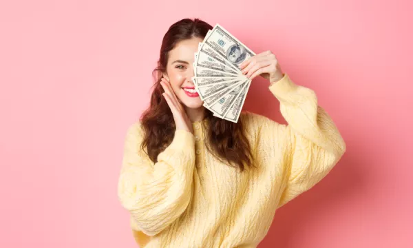 une jeune fille qui a de l'argent grâce à son job étudiant