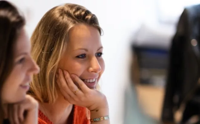 Deux femmes reposant leur tête sur leurs mains