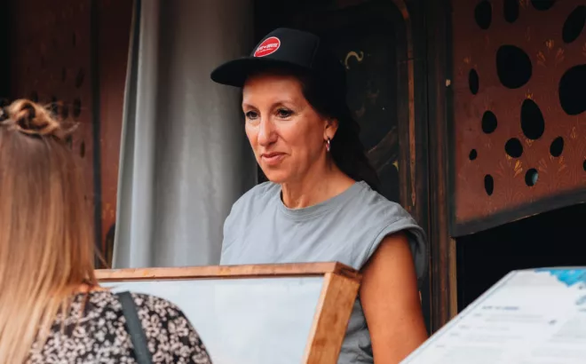 Une personne travaille comme travailleur supplémentaire dans un festival