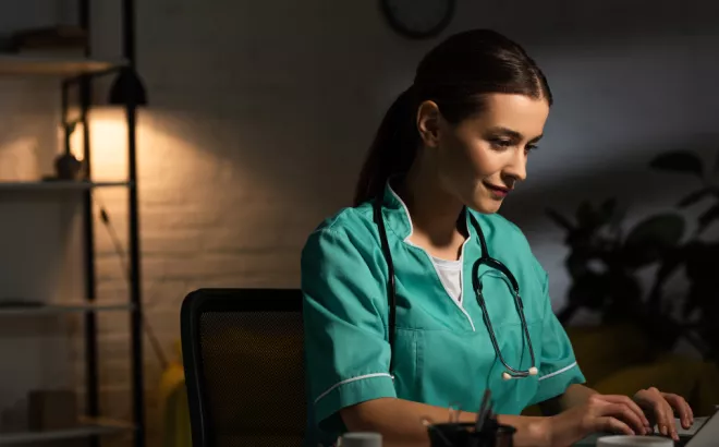Een jonge vrouw die haar studentenjob 's nachts uitvoert 