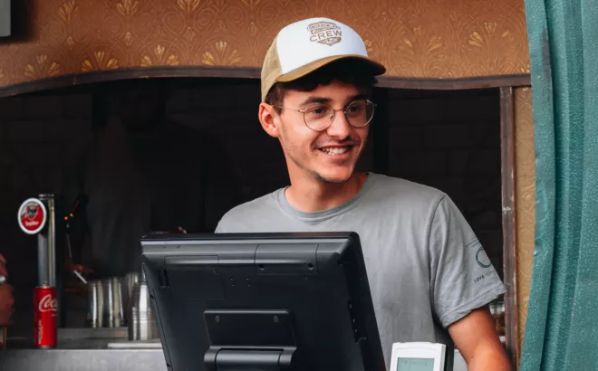 Un flexi-jobber au travail derrière la caisse de Tomorrowland