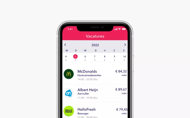 Consultation de diverses offres d'emploi via l'application NOWJOBS sur un smartphone