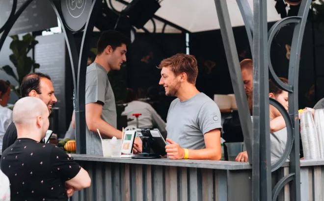 Jobstudenten aan het werk in het weekend achter de bar