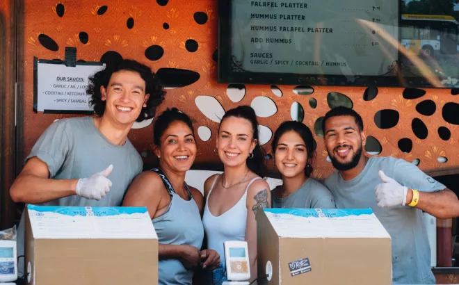 Quatre flexi-jobbers qui travaillant derrière le bar à Tomorrowland.