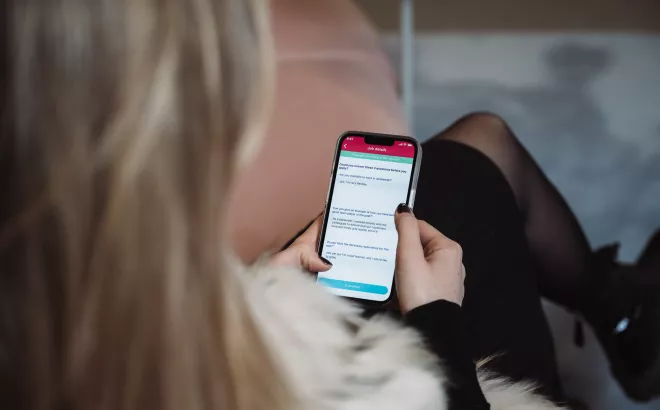 Un employeur qui engage du personnel via l'app NOWJOBS