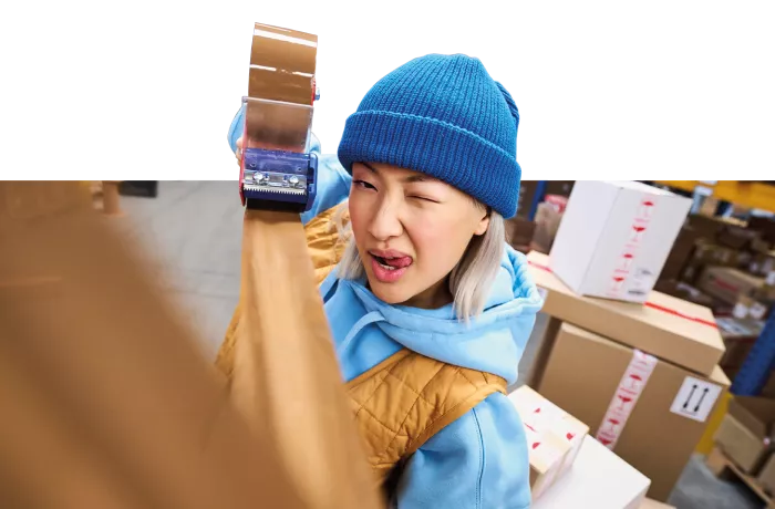 Un jeune homme qui travaille dans la logistique en tant qu'étudiant