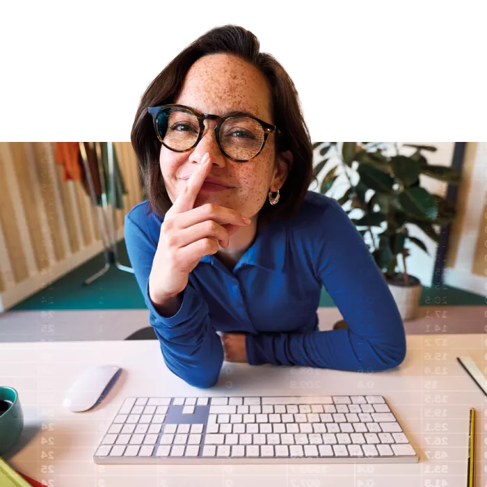 Vrouw aan bureau met een headset