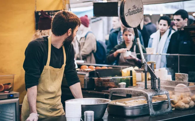 Un homme travaille dans un stand de marché