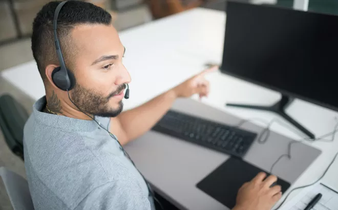 Etudiant qui cherche un job sur son ordinateur 