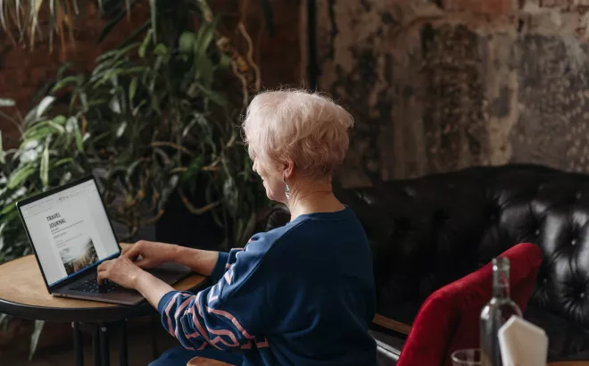 Une femme pensionnée remplit quelque chose sur son ordinateur portable
