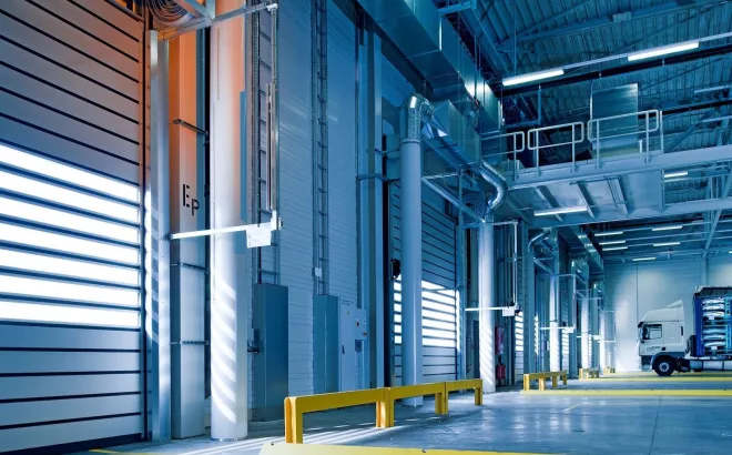 Binnenkant van een bedrijf in de chemie met een vrachtwagen in de achtergrond