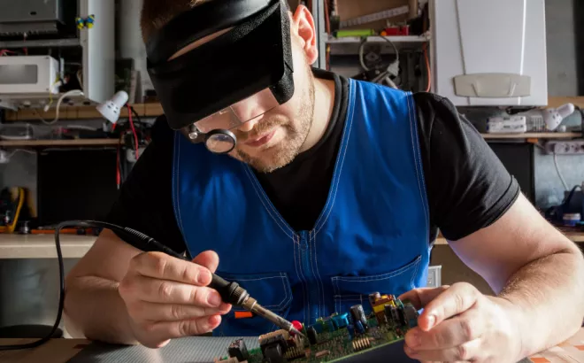 Man is bezig met het monteren van een elektrische plaat