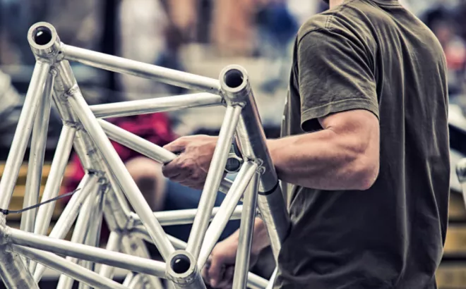 Een bijverdiener draagt een ijzeren installatie