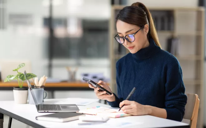 Een dame vult haar belastingen in achter een computer