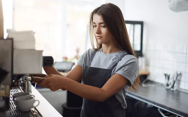 Jobstudente werkt als barista