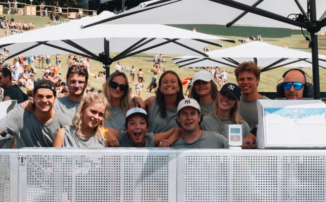 Tien studenten die hun studentenjob uitvoeren op een festival