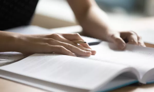 Quelqu'un qui recherche des informations sur la législation des jobs étudiants