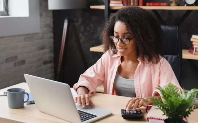 Une étudiante qui consulte son salaire sur son ordinateur portable